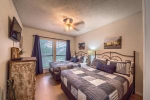 En eller flere senge i et værelse på CW B201 Comal Riverbahn Retreat B201 + 30 billeder