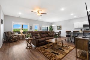 Posezení v ubytování Arcade, Hot Tub, Deck Area, Free Tickets, Bright Upgraded Decor-Ledgestone Golf OnSite!