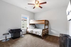 Postel nebo postele na pokoji v ubytování Arcade, Hot Tub, Deck Area, Free Tickets, Bright Upgraded Decor-Ledgestone Golf OnSite! + 62 fotografií