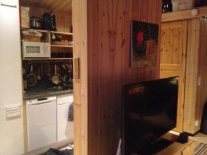 un soggiorno con TV e cucina di Kaamasmukka 77 a Koikkiniva
