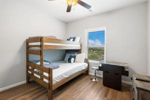 Giường trong phòng chung tại Hot Tub, Golf Course On Site, Arcade, Pvt Deck- HighEnd Decor! Bright Floorplan +64 ảnh