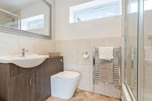 Koupelna v ubytování Charming 4 Bedroom 3 Bathroom House - Sleeps up to 9 - Pool Table, Sky TV & Netflix, Fast WiFi, Driveway Parking & Self-Check-In By Yoko Property + 34 fotografií