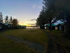 un parco con panchina da picnic sull'erba di Arhus Cottage and Camping a Hella