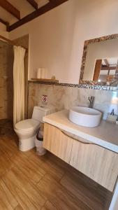 Koupelna v ubytování Intiquilla Hotel + 37 fotografií