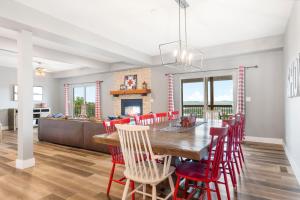 jadalnia i salon ze stołem i krzesłami w obiekcie Table Rock Lake Views, Double Sided Fireplace, Free Attraction Tickets, Air Hockey w mieście Branson