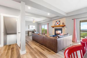 salon z kanapą i kominkiem w obiekcie Table Rock Lake Views, Double Sided Fireplace, Free Attraction Tickets, Air Hockey w mieście Branson