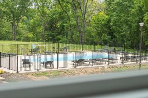 basen z krzesłami i stołami w parku w obiekcie Table Rock Lake Views, Double Sided Fireplace, Free Attraction Tickets, Air Hockey w mieście Branson