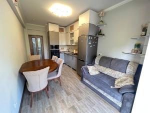 キシナウにあるBotanica good location apartmentのソファとテーブルのあるリビングルーム