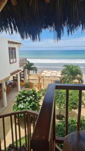 una vista della spiaggia dal balcone di un resort di Intiquilla Hotel a Manta