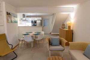 a kitchen and living room with a table and chairs at Maison de Vacances Tiffany Blue in Grand Baie