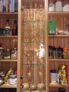 un armadio pieno di bicchieri e altri oggetti di Kaamasmukka 77 a Koikkiniva Altre 16 foto