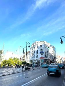 un coche conduciendo por una calle de la ciudad con edificios en Darna tangier, en Tánger 25 fotos más