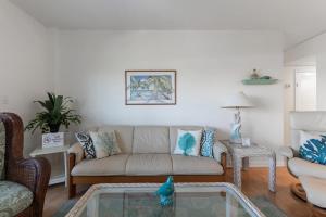 Posezení v ubytování Spacious 3BR Beachfront Condo with Balcony & Parking