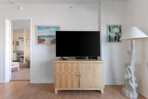 TV a/nebo společenská místnost v ubytování Spacious 3BR Beachfront Condo with Balcony & Parking
