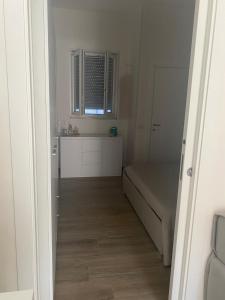 Le Dimore del Mare في توري كان: غرفة صغيرة بها سرير ونافذة +20 صورة