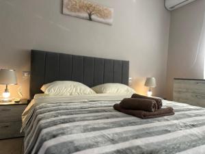 ein Schlafzimmer mit einem großen Bett mit Handtüchern darauf in der Unterkunft S&E apartments in Tirana + 5 Fotos