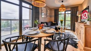 TV a/nebo společenská místnost v ubytování Apartament 102 Orlik z Prywatną Sauną i Widokiem na Śnieżkę - 5D Apartments