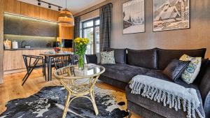 Kuchyň nebo kuchyňský kout v ubytování Apartament 102 Orlik z Prywatną Sauną i Widokiem na Śnieżkę - 5D Apartments