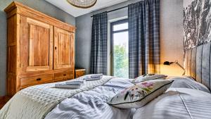 Postel nebo postele na pokoji v ubytování Apartament 102 Orlik z Prywatną Sauną i Widokiem na Śnieżkę - 5D Apartments