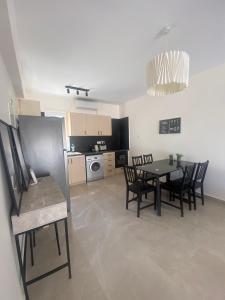 une cuisine et une salle à manger avec une table et des chaises dans l'établissement Mari House-close to the beach, à Paphos 9 autres photos