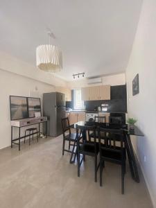 une cuisine et une salle à manger avec une table et des chaises dans l'établissement Mari House-close to the beach, à Paphos