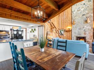 una cucina e una sala da pranzo con tavolo e sedie in legno di Serene Lakeside Retreat- 3 Bdr Romantic Getaway a Winter Haven Altre 19 foto