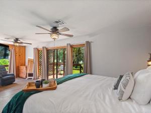 una camera con letto e ventilatore a soffitto di Serene Lakeside Retreat- 3 Bdr Romantic Getaway a Winter Haven