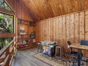 una cabina in legno con tavolo e sedie di Serene Lakeside Retreat- 3 Bdr Romantic Getaway a Winter Haven