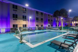 オーモンド・ビーチにあるSleep Inn Ormond Beach - Daytonaの夜間、ホテルの前のプール