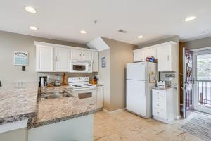 Kuchyň nebo kuchyňský kout v ubytování Lake It Easy Waterfront Ozarks Condo with Balcony!