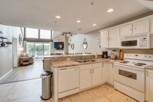 Kuchyň nebo kuchyňský kout v ubytování Lake It Easy Waterfront Ozarks Condo with Balcony!