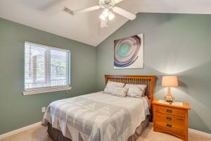 Postel nebo postele na pokoji v ubytování Lake It Easy Waterfront Ozarks Condo with Balcony! + 16 fotografií
