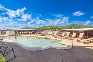 Bazén v ubytování Lake It Easy Waterfront Ozarks Condo with Balcony! nebo v jeho okolí