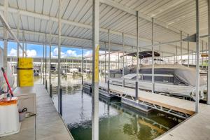 Fotografie z fotogalerie ubytování Lake It Easy Waterfront Ozarks Condo with Balcony! v destinaci Camdenton