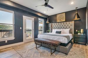 Postel nebo postele na pokoji v ubytování Private Pool- Fitness Room- Golf Cart- Arcades- Expansive Decks- Elevator! Golf Car too! + 124 fotografií