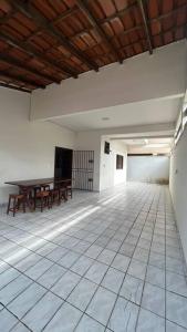 Μια τηλεόραση ή/και κέντρο ψυχαγωγίας στο Casa próxima da praia e do centro em Guriri