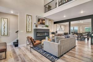 Posezení v ubytování Private Pool- Fitness Room- Golf Cart- Arcades- Expansive Decks- Elevator! Golf Car too!