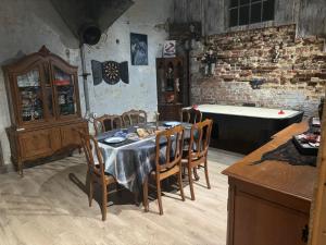 a dining room with a table and a bath tub at Lomalienne in Geer
