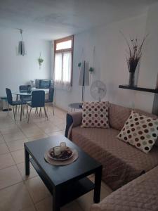 un soggiorno con un divano e un tavolo di Apartamento en Puerto Rico,Mogan a Puerto Rico de Gran Canaria