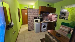 cocina pequeña con lavadora y microondas en Studio 39, en Sunny Beach