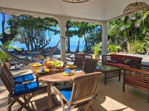 un tavolo da pranzo su un patio con vista sull'oceano di Ti Kay Paradi T3 - Les pieds dans l'eau a Saint-Pierre