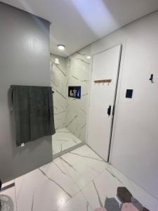 un baño con ducha y espejo en Apt 72, en Santos