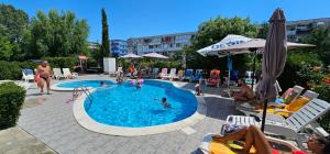 un grupo de personas nadando en una piscina en Studio 39, en Sunny Beach