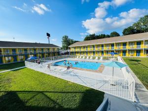 杰克逊Rodeway Inn Jackson Northwest的酒店游泳池的俯视图