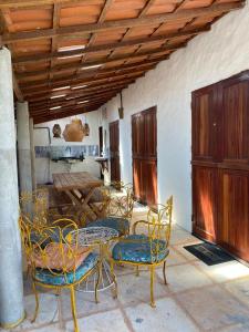 una sala da pranzo con sedie, tavolo e sedie di casa arandu a Amontada