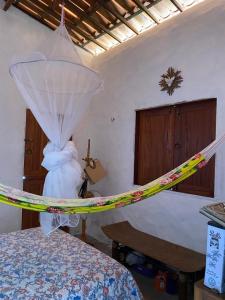 una stanza con un letto con una tavola da surf sopra di casa arandu a Amontada