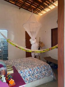 una camera da letto con un letto con una rete intorno di casa arandu a Amontada 1 altra foto