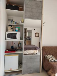 A kitchen or kitchenette at Suite indépendante avec vue