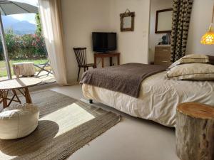 A bed or beds in a room at Suite indépendante avec vue