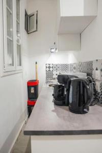 una cucina con piano di lavoro e macchinetta del caffè. di Appartement Cosy près de Paris et Disney a Neuilly-Plaisance